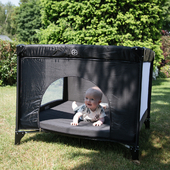 The deluxe playpen is easy to use, even in the garden. It has a opening so your little one can crawl in and out of the box by themselves. ☀️